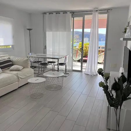 The White Heart House - Attic Sea View 아파트