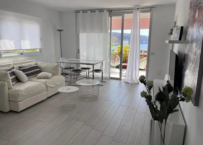 The White Heart House - Attic Sea View דירה